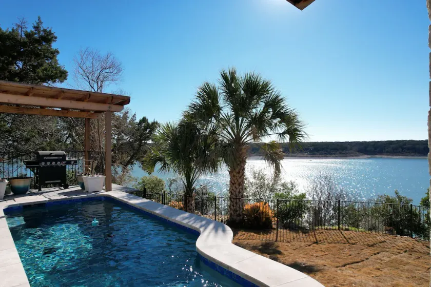 Lakefront 3 Bedroom Home with Gorgeous Sunsets and Private Pool & NEW Spa! - Image 1