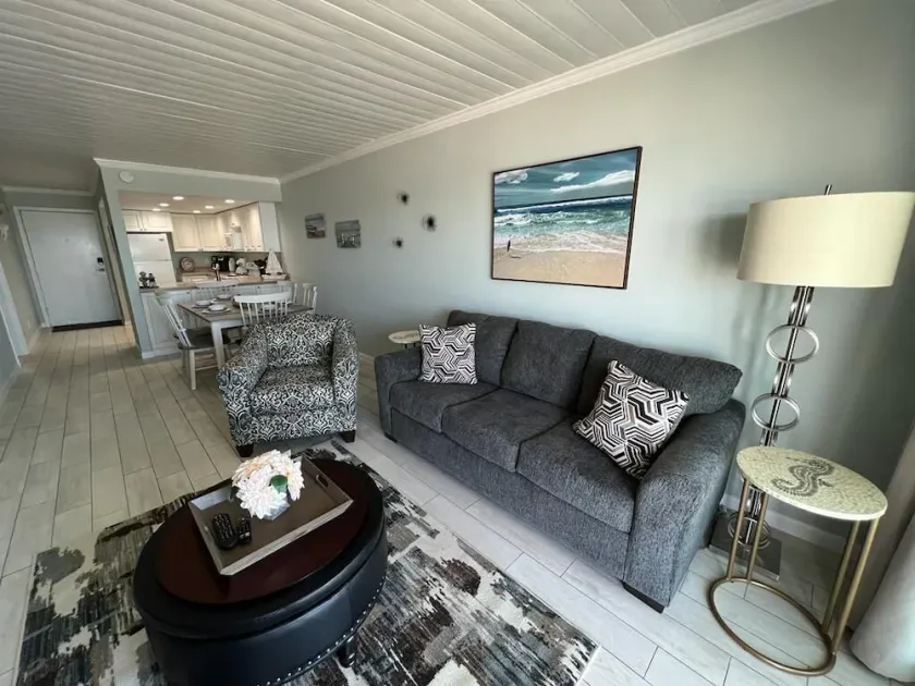 Stunning Views from this lovely 2 bed/2bath - Image 1