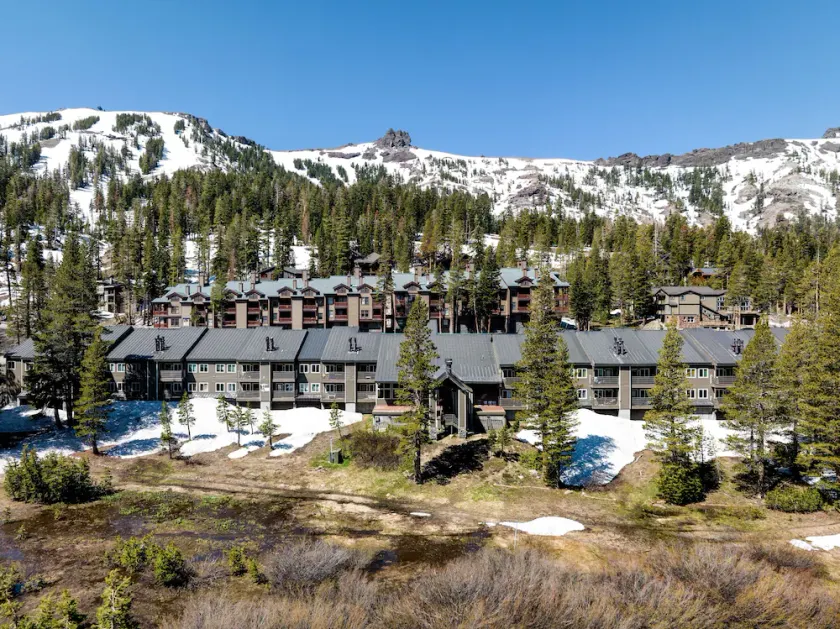 Ski in or Walk to lifts hot tub covered parking - Image 1