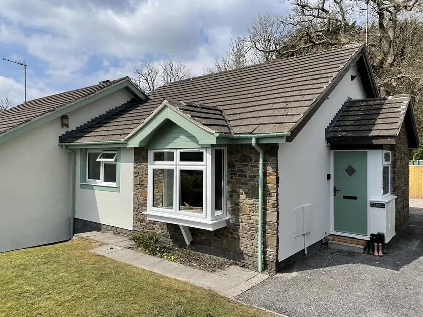 Quiet, peaceful bungalow on edge of Saundersfoot village - 10 mins walk to beach - Image 1