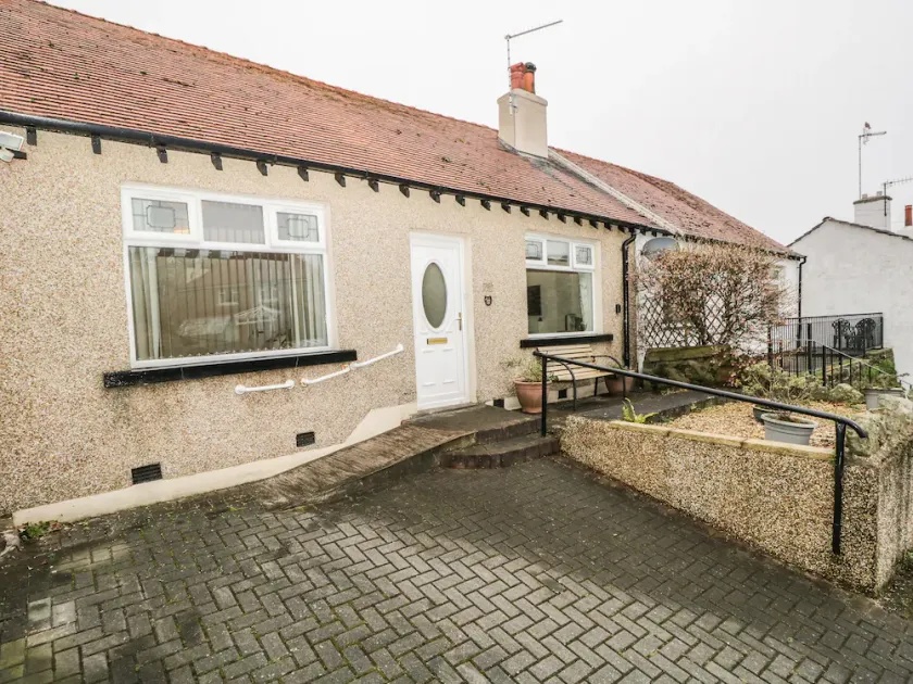 COSY BEE, pet friendly, character holiday cottage in Heysham - Image 1