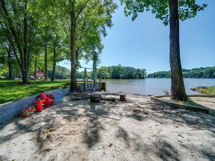 Castaway Cove—5-Bed Lakeside Retreat—Hot Tub—Fire Pit! - Image 1