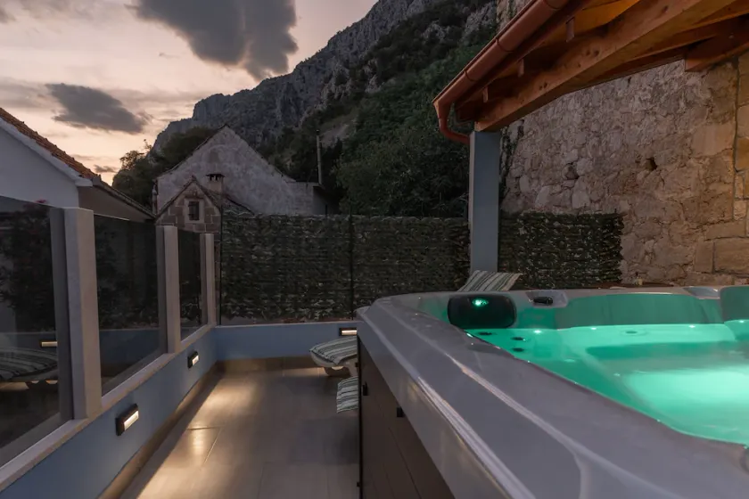 Stone house Dario with Finnish sauna and an outdoor hot tub - Image 1