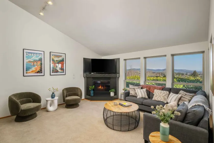 Incredible Dundee Hills Escape, Pet Friendly, Hot Tub, Covered Deck, Walk to Park, Food, and Wine - Image 1