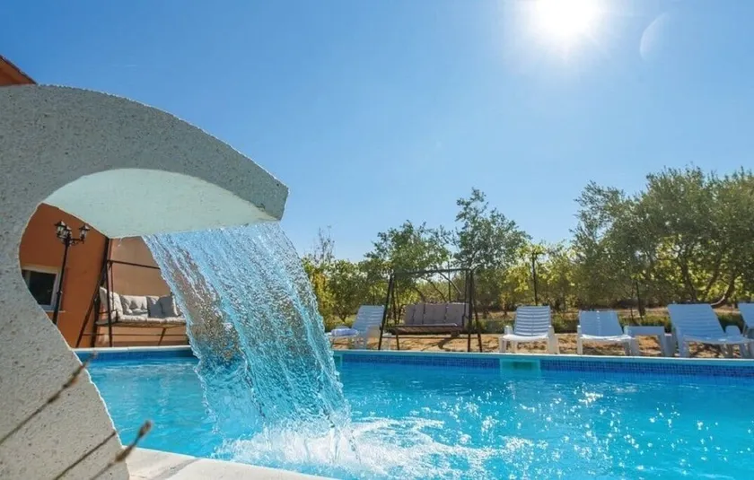 Party house   - Image 1