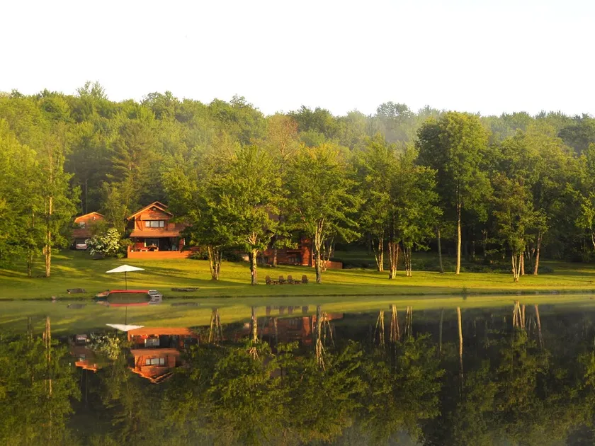 'Spruce Lake Farm' 56 Hektar großes Blockhaus-Anwesen am privaten 7 Hektar großen See in Catskills. - Image 1