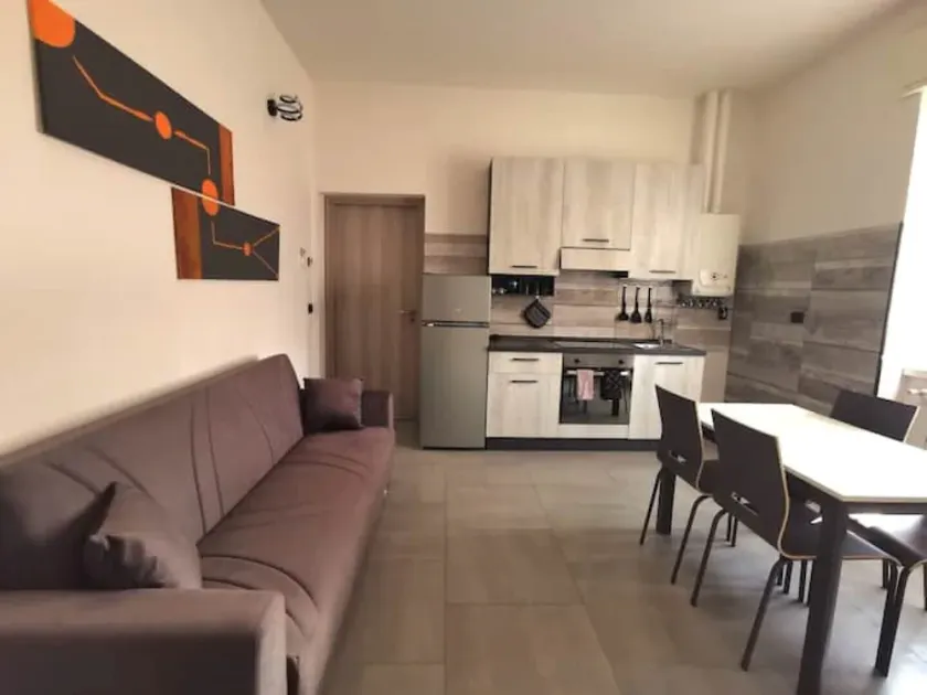 URO'S HOME - Image 1