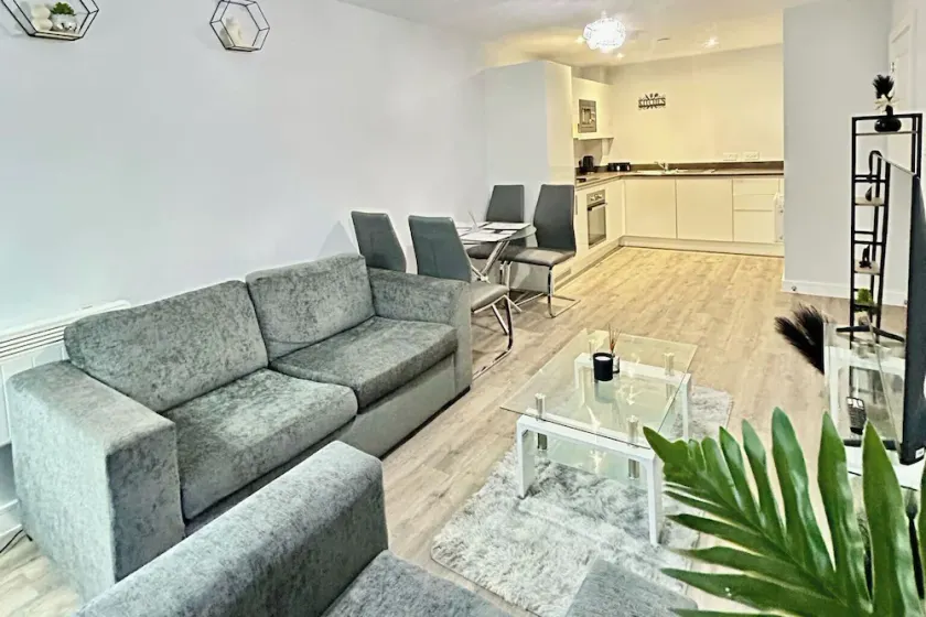 2br-sleeps4-citycentre-parking-rooftop - Image 1