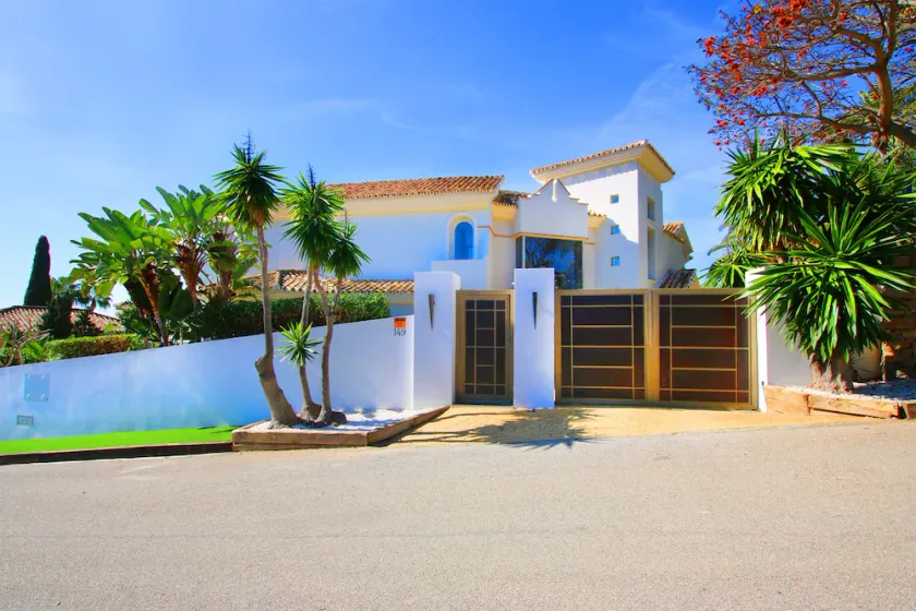 Villa moderna y lujosa en Marbella con vistas - Image 1