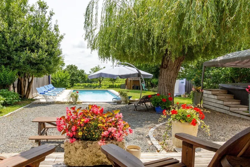 Heated pool, jacuzzi, vineyard views. Walk to restaurant, market, wine tasting. - Image 1