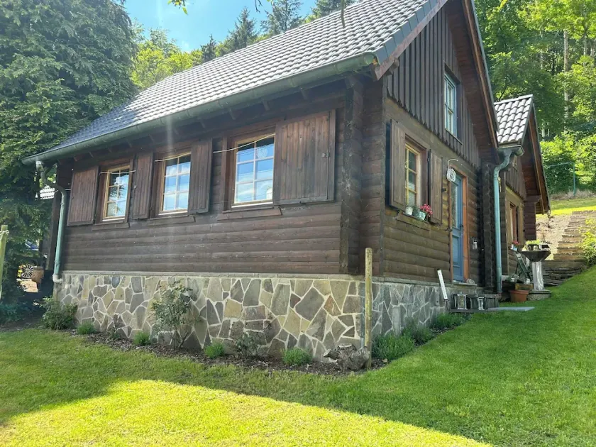 Stilvolle Blockhütte mit Kaminofen - Nähe Nürburgring, Ahrtal und - Image 1