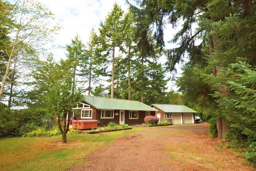 Private One-Acre Woahink Lake View Retreat, Hot Tub & Dock Access - Image 1