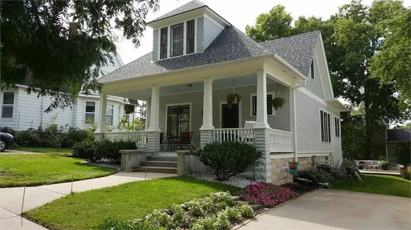 Enestående ny liste Decorah Craftsman Bungalow - Image 1