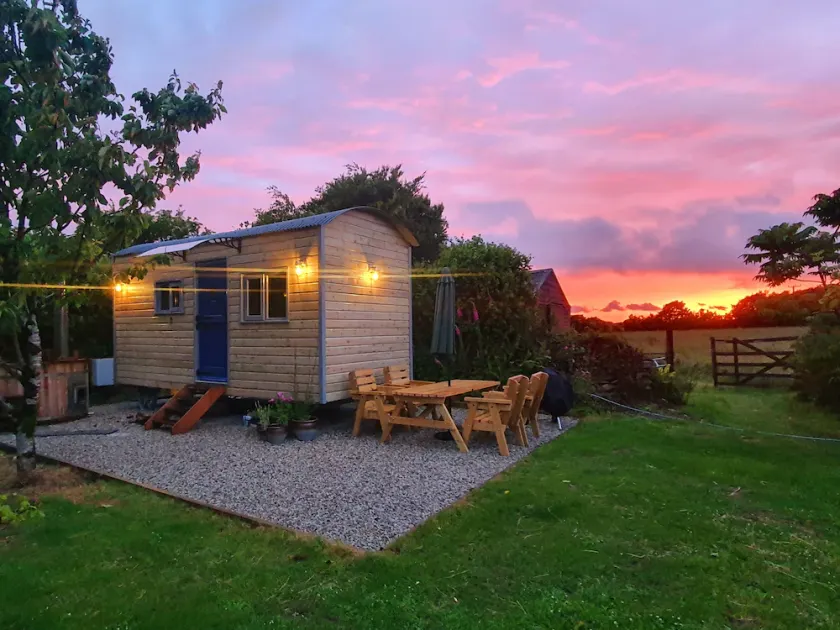 Luxury romantic shepherd's hut - hot tub and Aga - Image 1