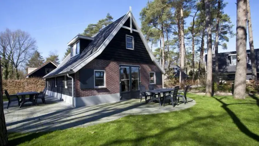 Bungalow with 4 bedrooms, a terrace and sauna - Image 1