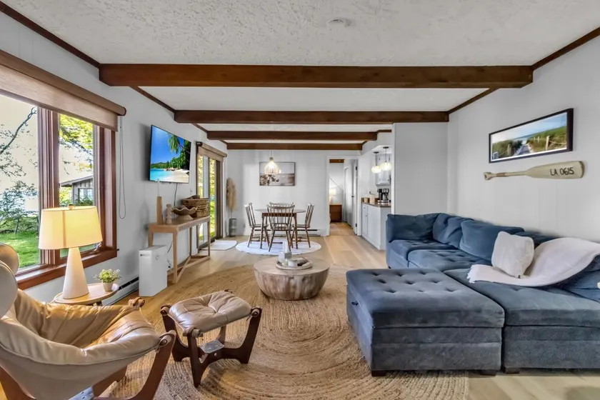 *HOT TUB * Lake Front | Near Olcott Beach | King Bed - Image 1