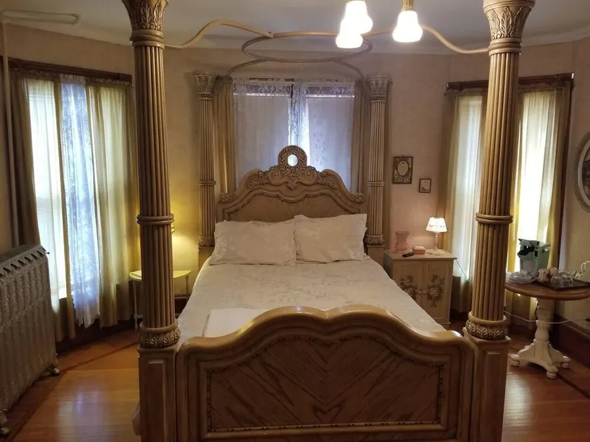 Historic Victorian Inn White Suite - Image 1