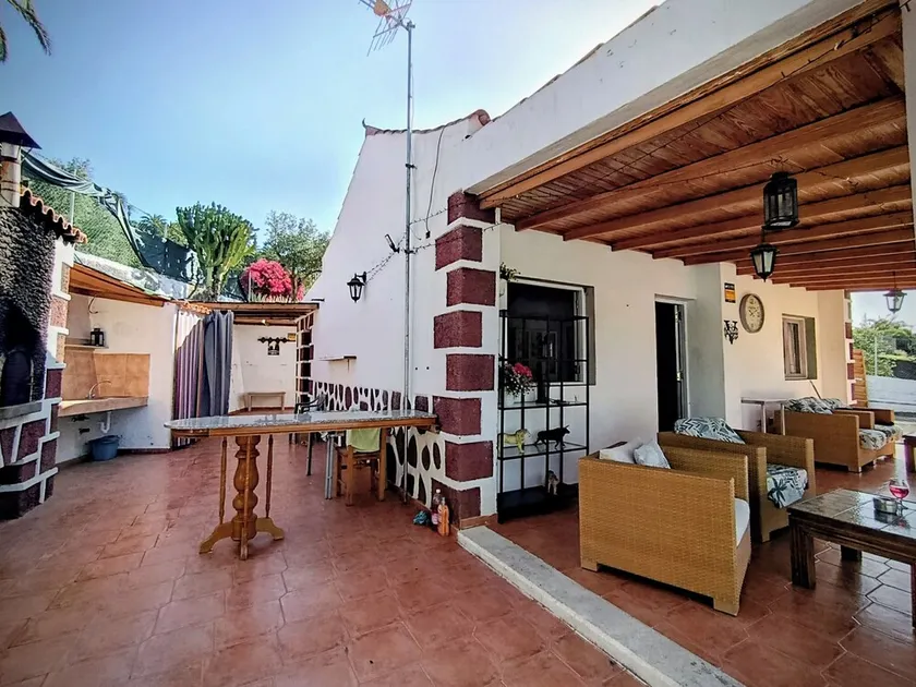 Country house among palm and olive trees. - Image 1