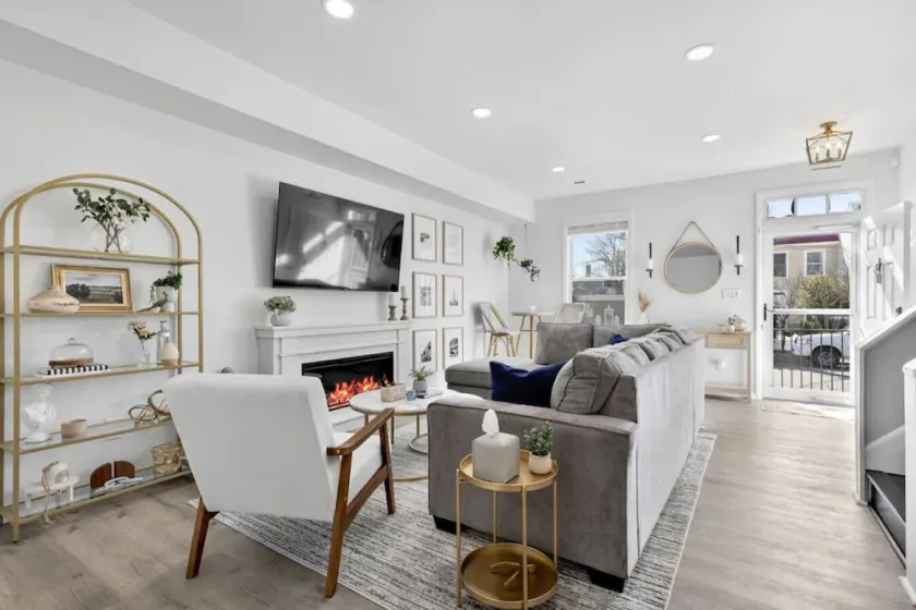 Lovely 3-BR Old Town Townhouse - Image 1