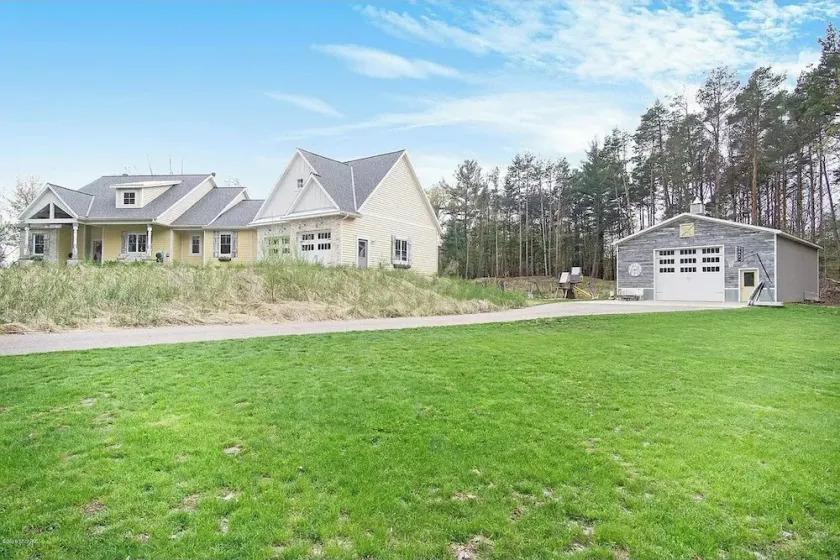 Gorgeous private farmhouse! Heated pool, hot tub & barn in winter. Sleeps 25 - Image 1