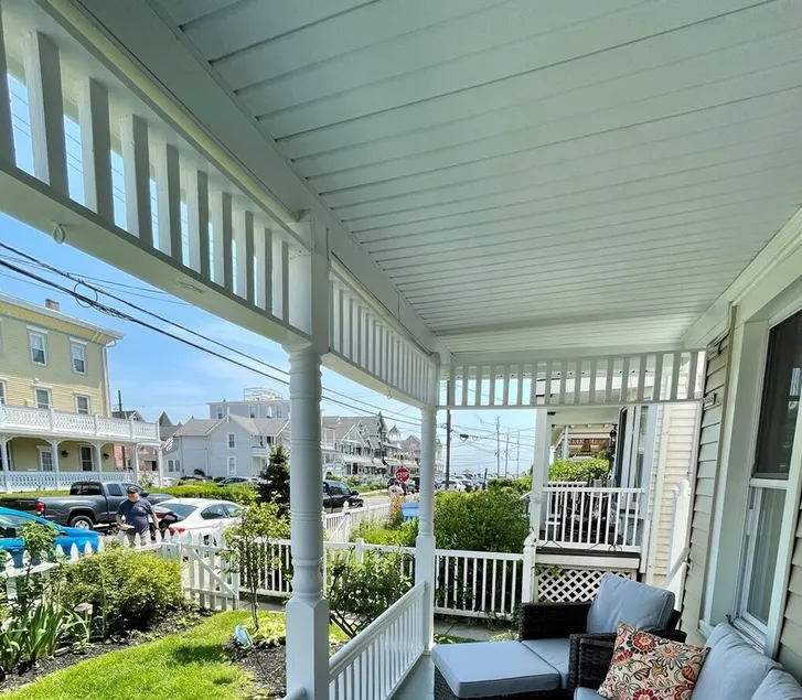Beautiful, Spacious, Updated Victorian - One BLK from beach! - Image 1