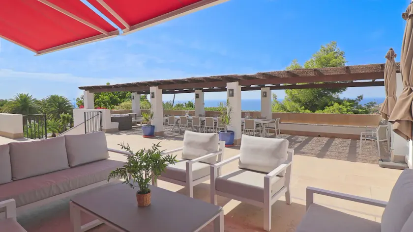 Impresionante, villa privada de 7 habitaciones con piscina y cancha de tenis iluminada - Image 1