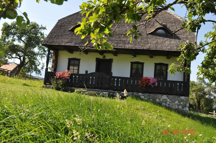 Grandma's House - traditional accomodation house near to Bran Castle - Image 1