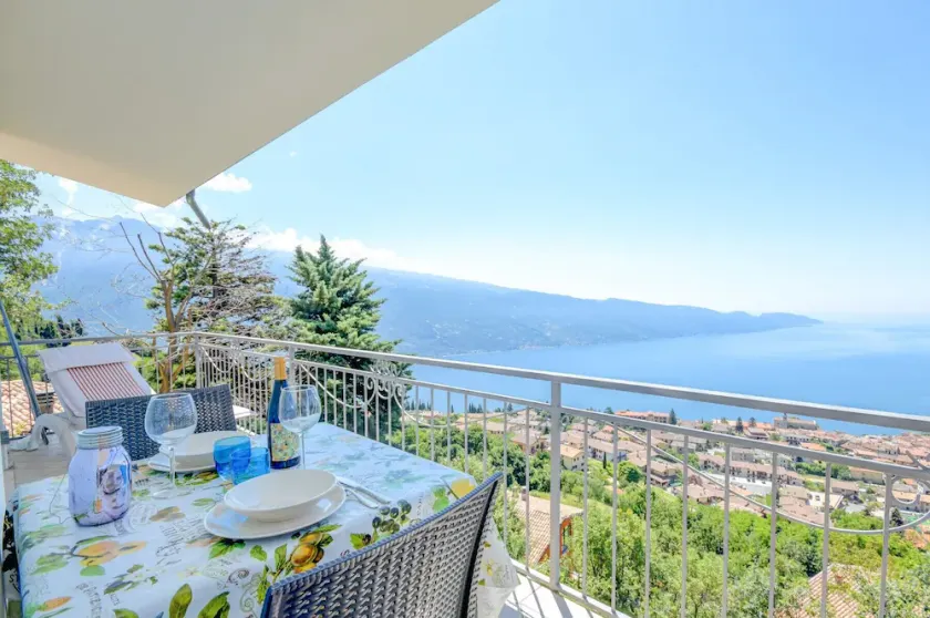 Da Guido with stunning Lakeview - Image 1