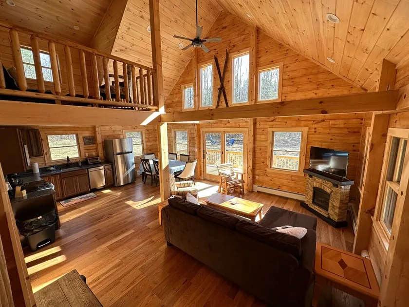 18HA Log home close to Franconia Notch; privacy, fire pit, wifi, pool/gym passes, dog friendly! - Image 1