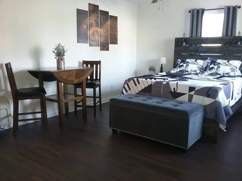 Music Studio Getaway, Close to Entertainment! - Image 1
