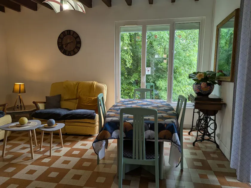 Gîte indépendant avec terrasse et accès direct au lac - Image 1
