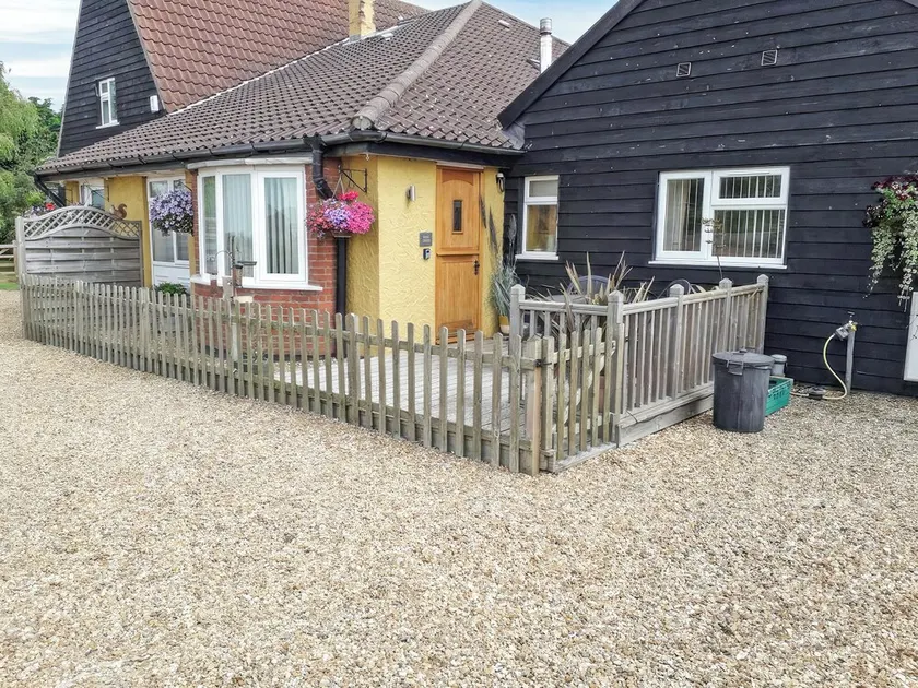 Discover Cambridgeshire from this superb holiday lodge. - Image 1