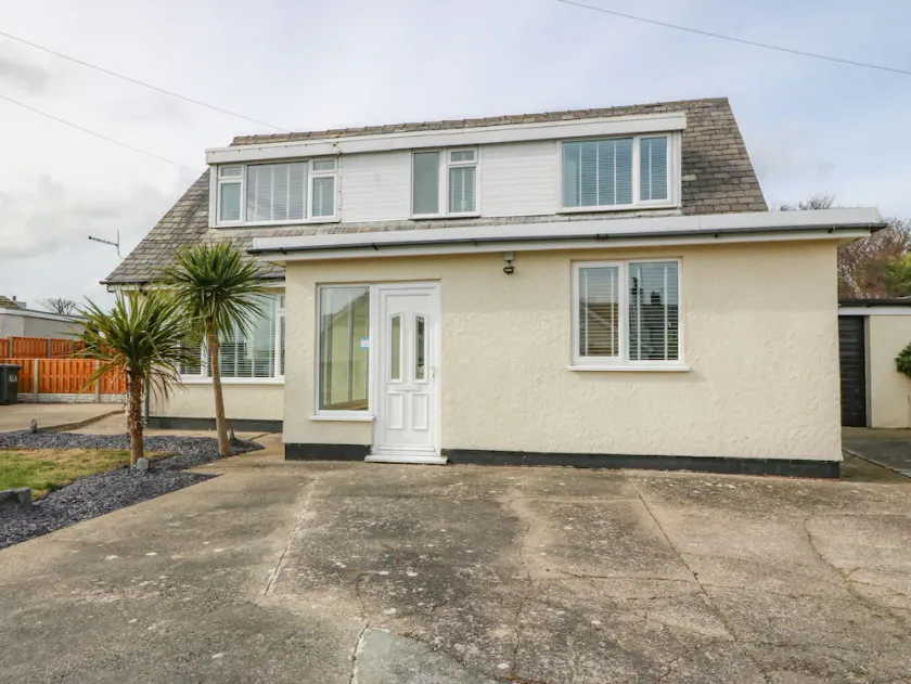 BRYN DERW BACH, with a garden in Moelfre - Image 1