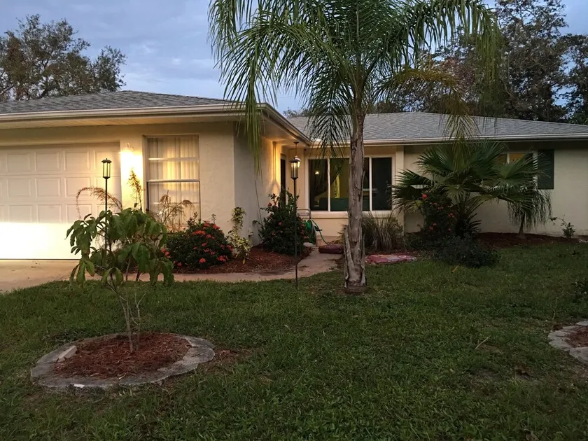 2 Bed/2 Bath Private Home on Quiet Street, Tastefully Furnished, Pets Allowed - Image 1