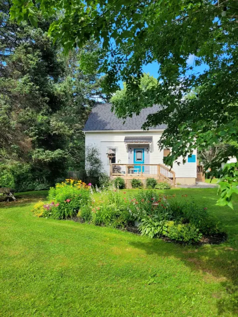 The King's Hideaway/hot tub/Mactaquac Prov.Park/golf/18 min.from F’ton - Image 1