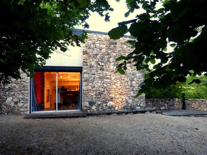 small home in  trees - Image 1