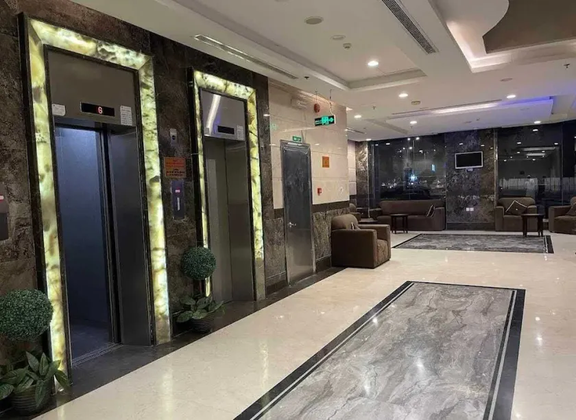 Manarat Al Aziziyah Hotel - Image 1