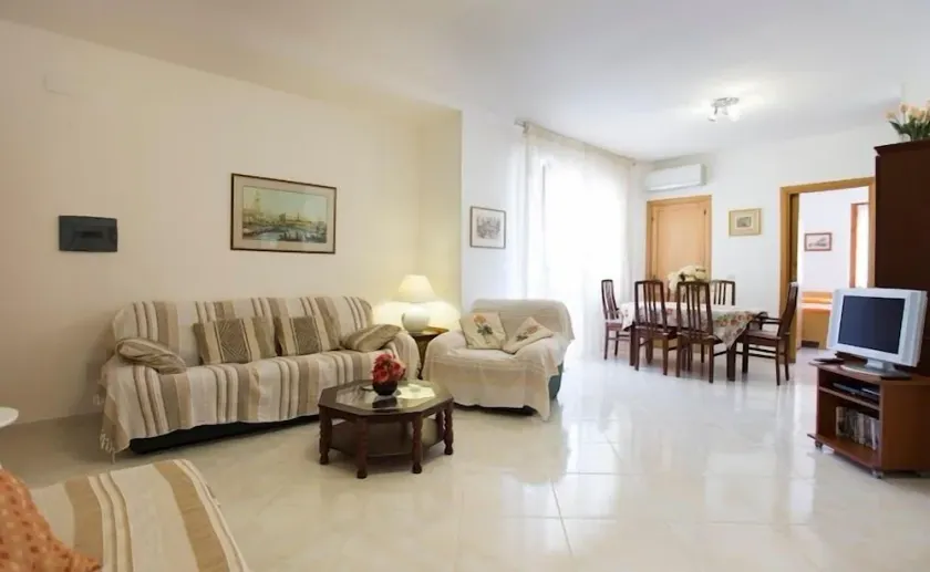 Lovely, large apartment near Lido beach & old town with wifi and aircon - Image 1