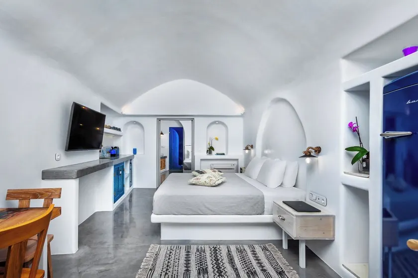 Sapphire Deluxe Suite with Private Hot Tub - Image 1