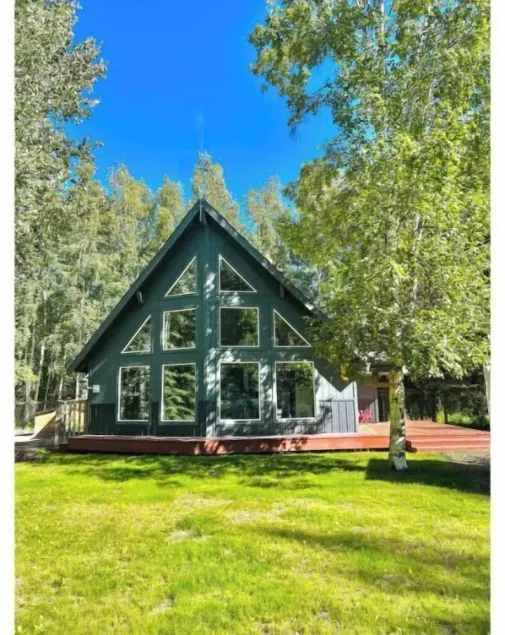 Bright & Open Home in North Pole - Image 1