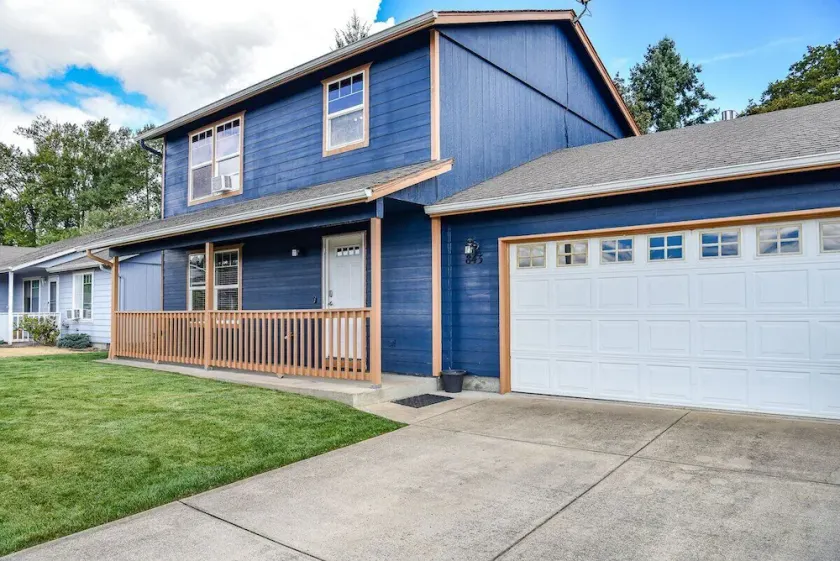 Teak: a Family Home. 5 TVs, backyard, pet friendly - Image 1