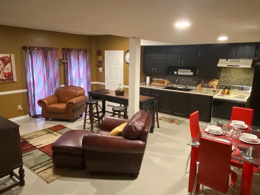 Lakeview Exec Suite near Atlanta Motor Speedway - Image 1