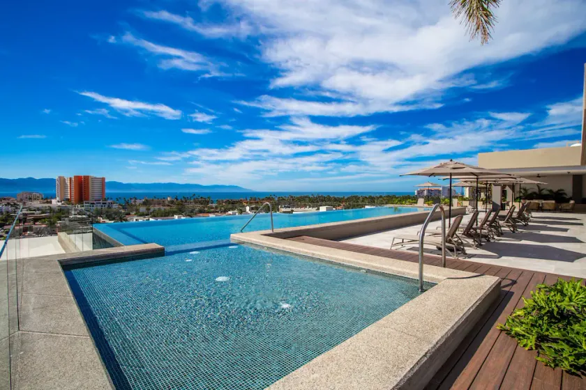 Top-Floor 2BR w/ Skyline Views, Pool & Gym - Image 1