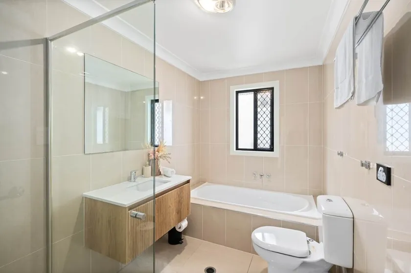 Newly Renovated! 1 Bdr Apt w/ AC! Parking! 5144D1 - Image 1