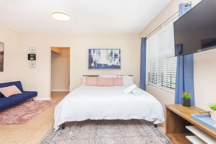 King bed Free Parking & Wi-fi near Wynwood! - Image 1
