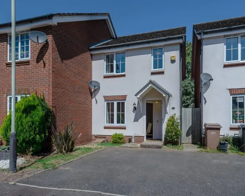 \"Ginger and Gold Haven\" – Peaceful Retreat with Free Parking, Garden, and Super King Bed - Image 1