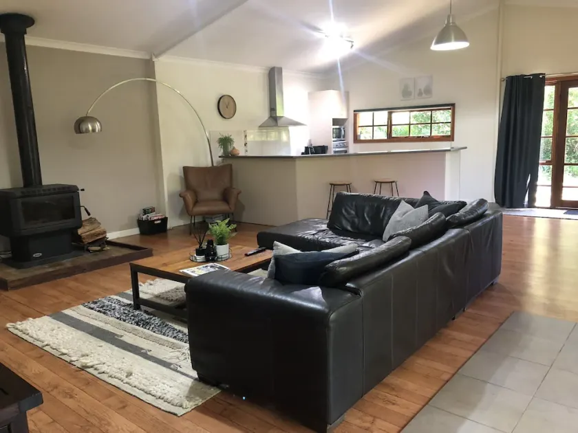 Beautiful Spacious Apartment Set Amongst Botanical Gardens with a Spa - Image 1