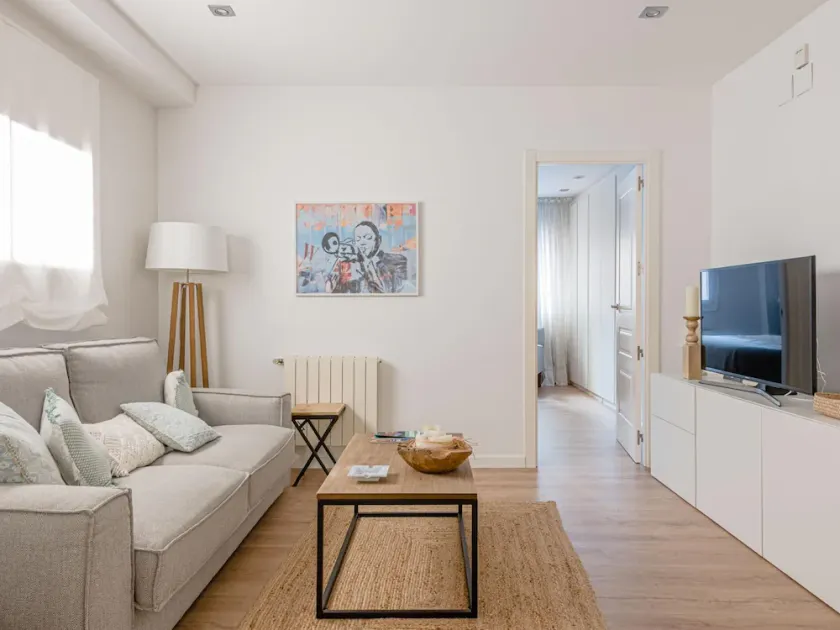 Avenida América - Comfortable apartment, next to the station - Image 1