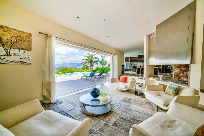 6 Bedrooms Luxury Villa - Image 1