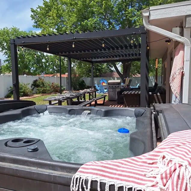 Red Rocks + HOT TUB + Bocce Ball + PICKLEBALL+ Fire Pit + 8 Beds + ARCADE - Image 1